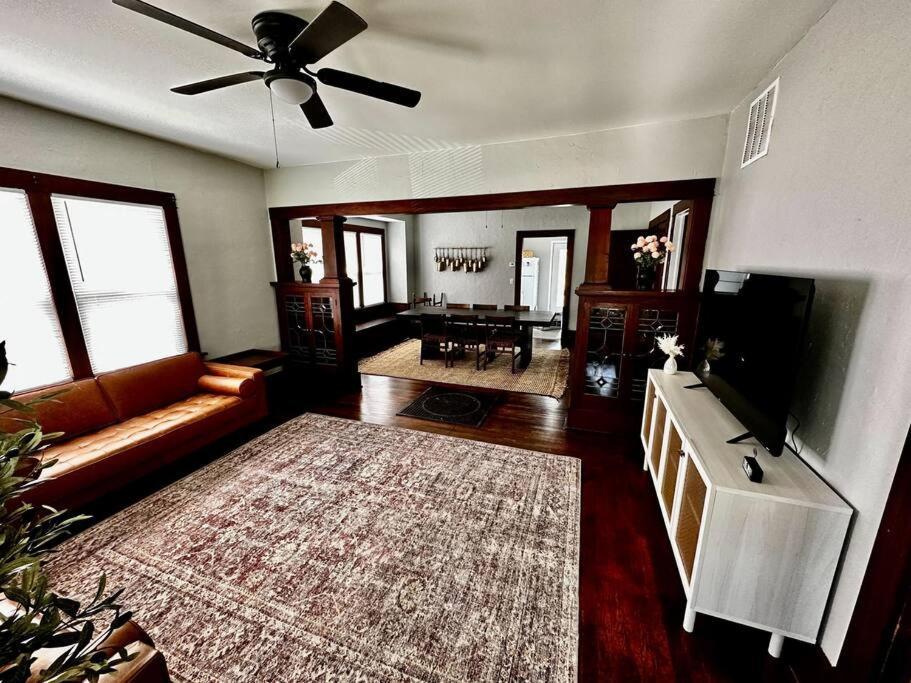 Mrs. Hughes Cottage - 2 Bedroom House W/ Parking Hamilton Exterior photo
